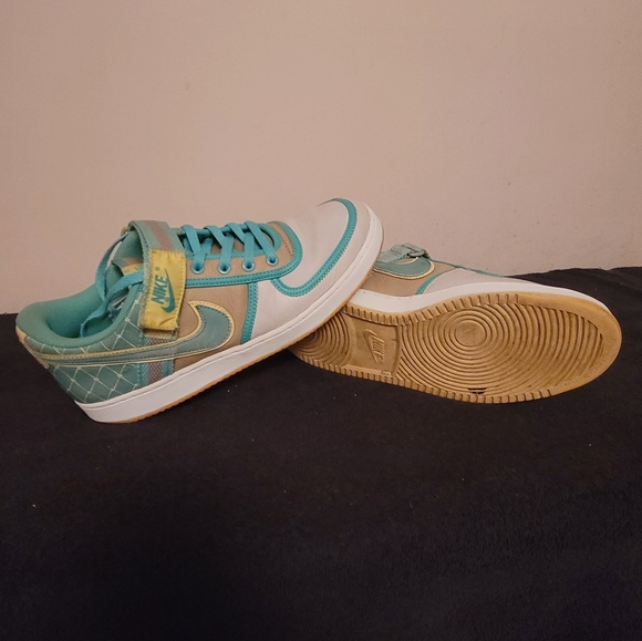 Nike - Picture 2 of 3